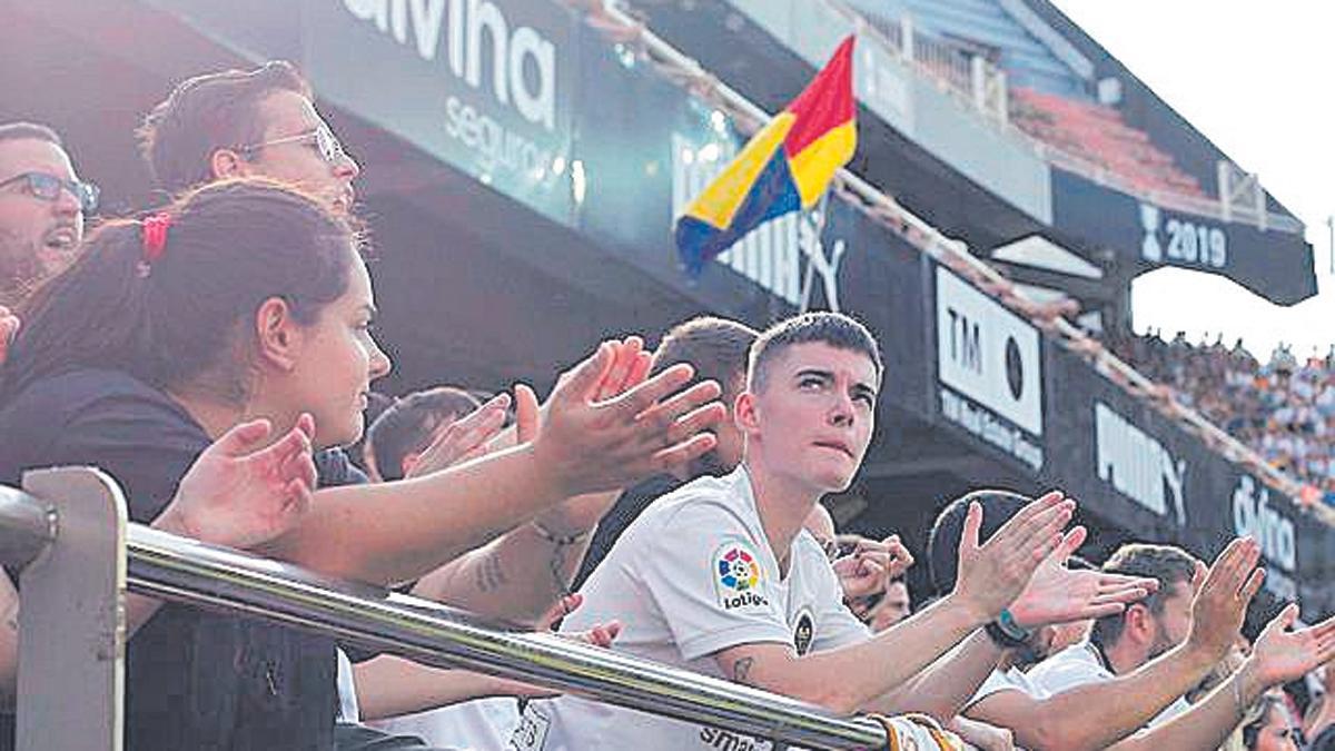 Aficionados del Valencia, aplaudiendo al lesionado Lemar