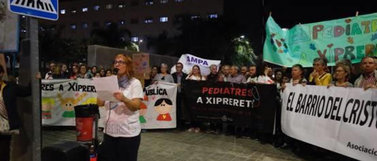 Protesta de vecinos de Manises por el recorte de pediatras en el centro de salud de Xiprerets.