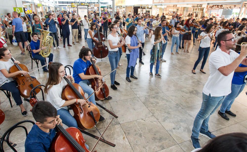 Sesenta músicos escondidos por la terminal han interpretado una pieza para celebrar el cincuenta aniversario de El Altet.