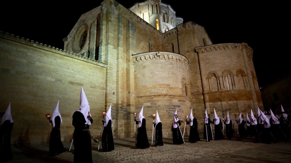 Cofrades de la Asociación del Santo Sepulcro procesionan por el entorno de la Colegiata