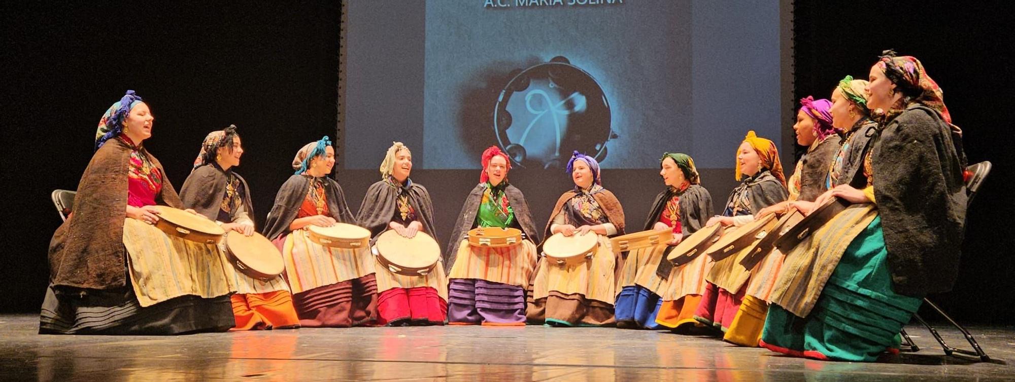 Lucía Pérez e o seu grupo no Concurso Canto e Percusión-María Soliña.