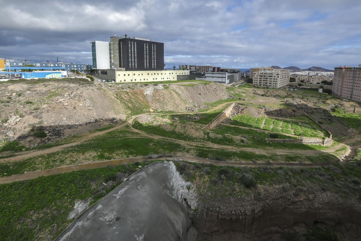 Solar en la calle Archivero Joaquín Blanco Montesdeoca, detrás del centro comercial Las Ramblas.