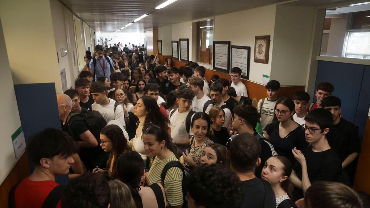 Alumnat entrant al prier examen de les PAU d'enguany