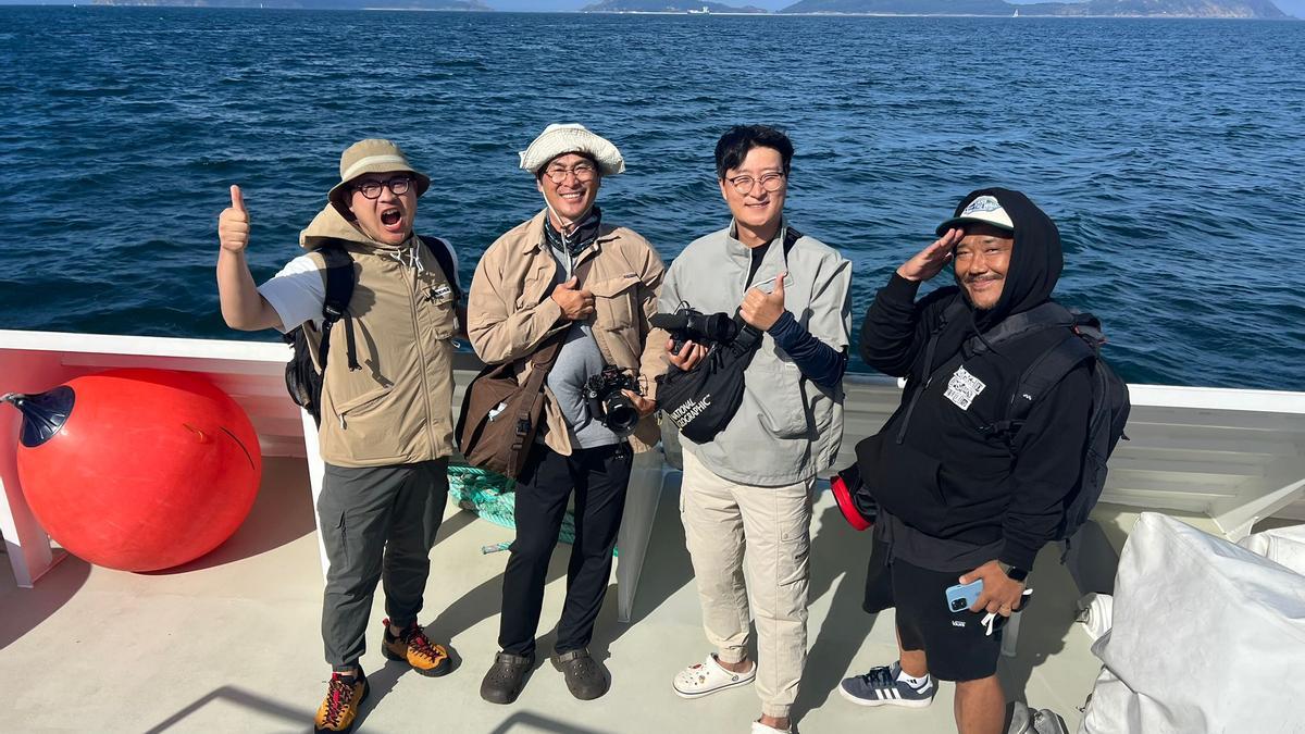 Equipo de la televisión pública de Corea, la EBS, a bordo del barco que les lleva a las Islas Cíes esta mañana