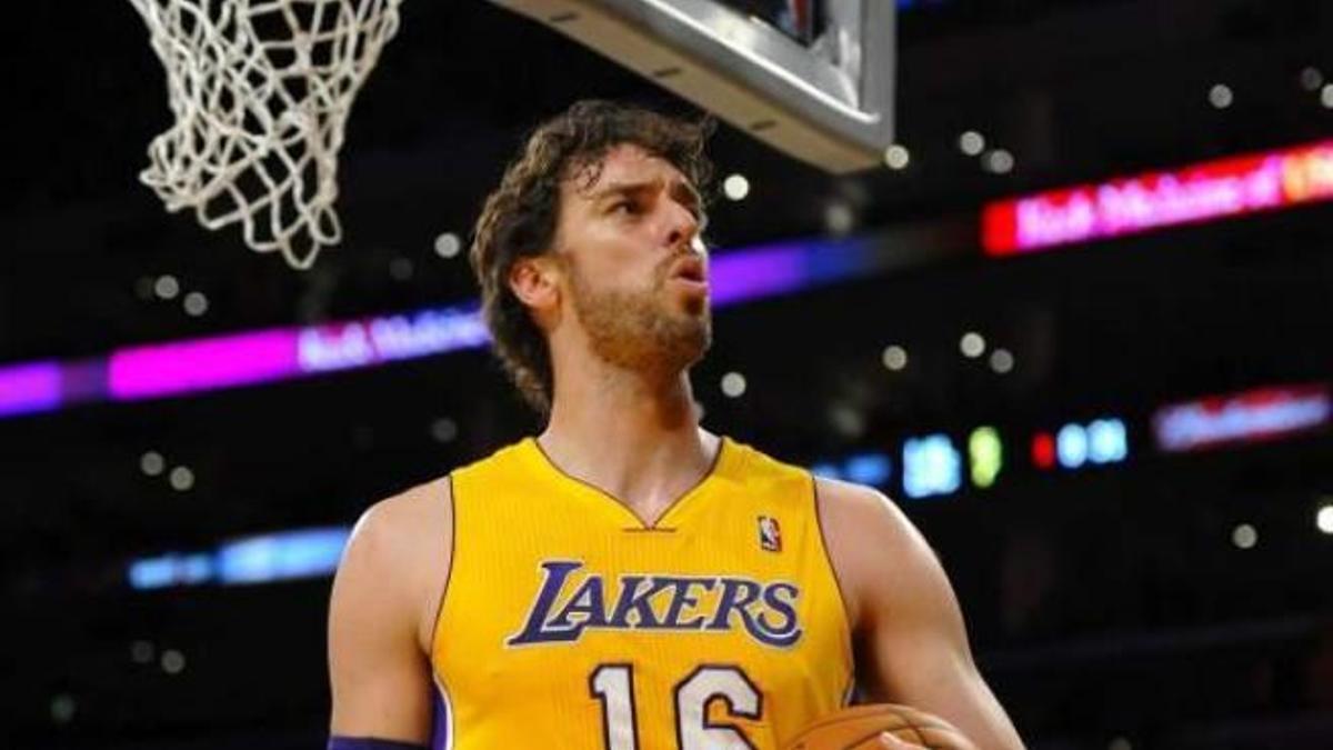 Pau Gasol en un partido con los Lakers