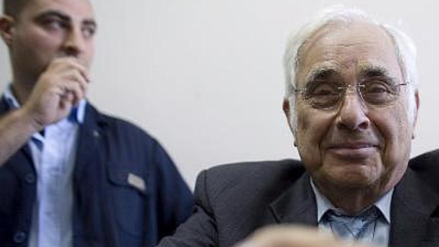 El testigo de la acusación, el millonario estadounidense Morris Talansky, asiste en los tribunales de Jerusalén al juicio por corrupción contra el primer ministro israelí, Ehud Olmert.