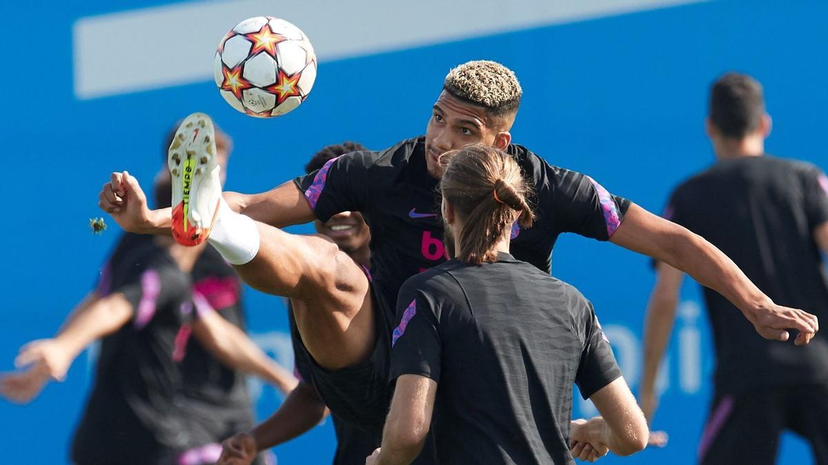 Ronald Araujo durante el entrenamiento que el equipo azulgrana.