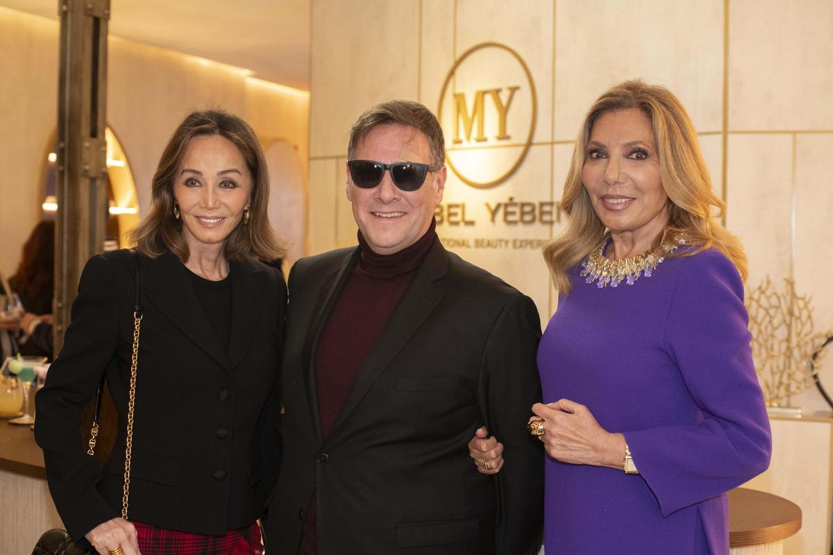 Maribel Yébenes, posando junto a Isabel Preysler y Carlos Latre.