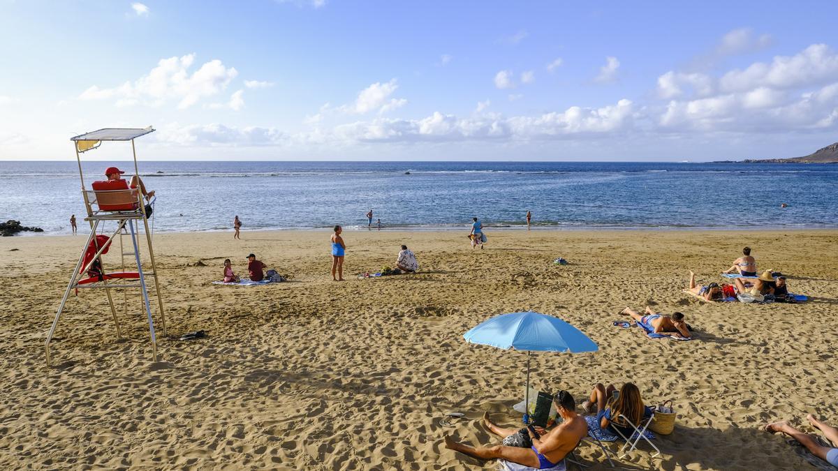 Tarde soleada de octubre en la playa de Las Canteras, en Las Palmas de Gran Canaria.