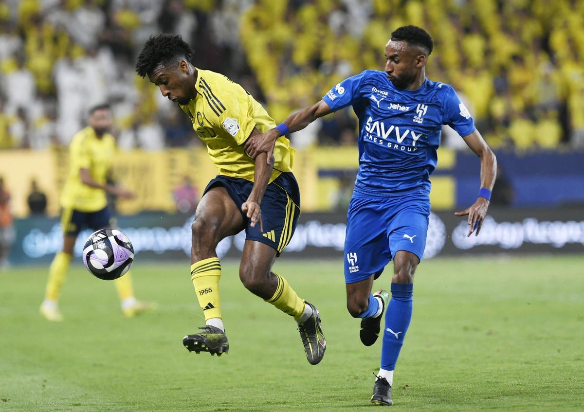 Kingsley Coman de Al Nassr y Mohamed Kanno de Al Hilal en acción durante el partido de la Liga Profesional Saudí Al Nassr contra Al Hilal