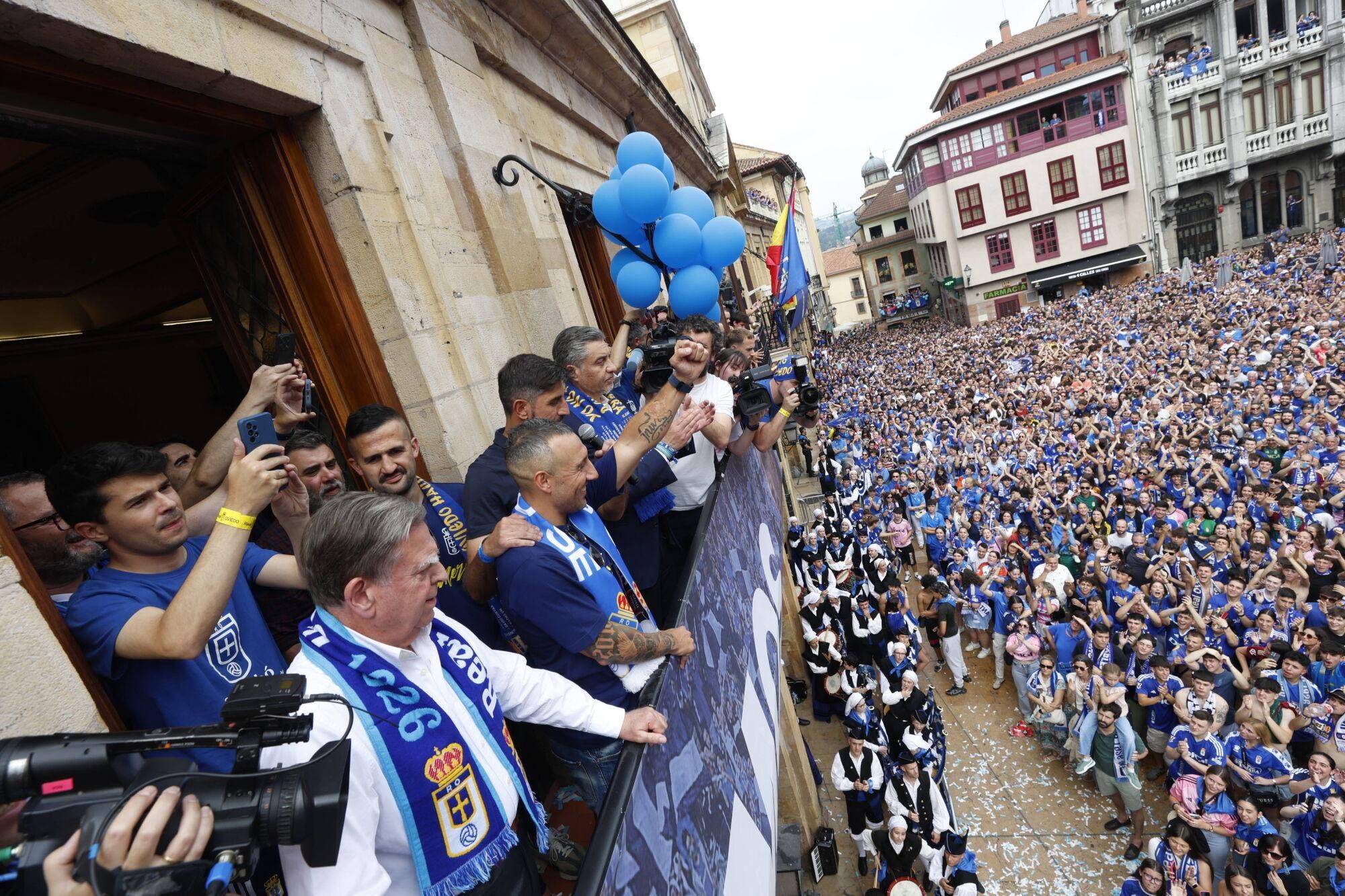Locura azul en las calles de Oviedo para celebrar el ascenso del equipo a Primera División