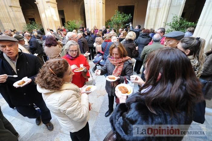 Reparto de boniatos en el Palacio Episcopal por San Fulgencio