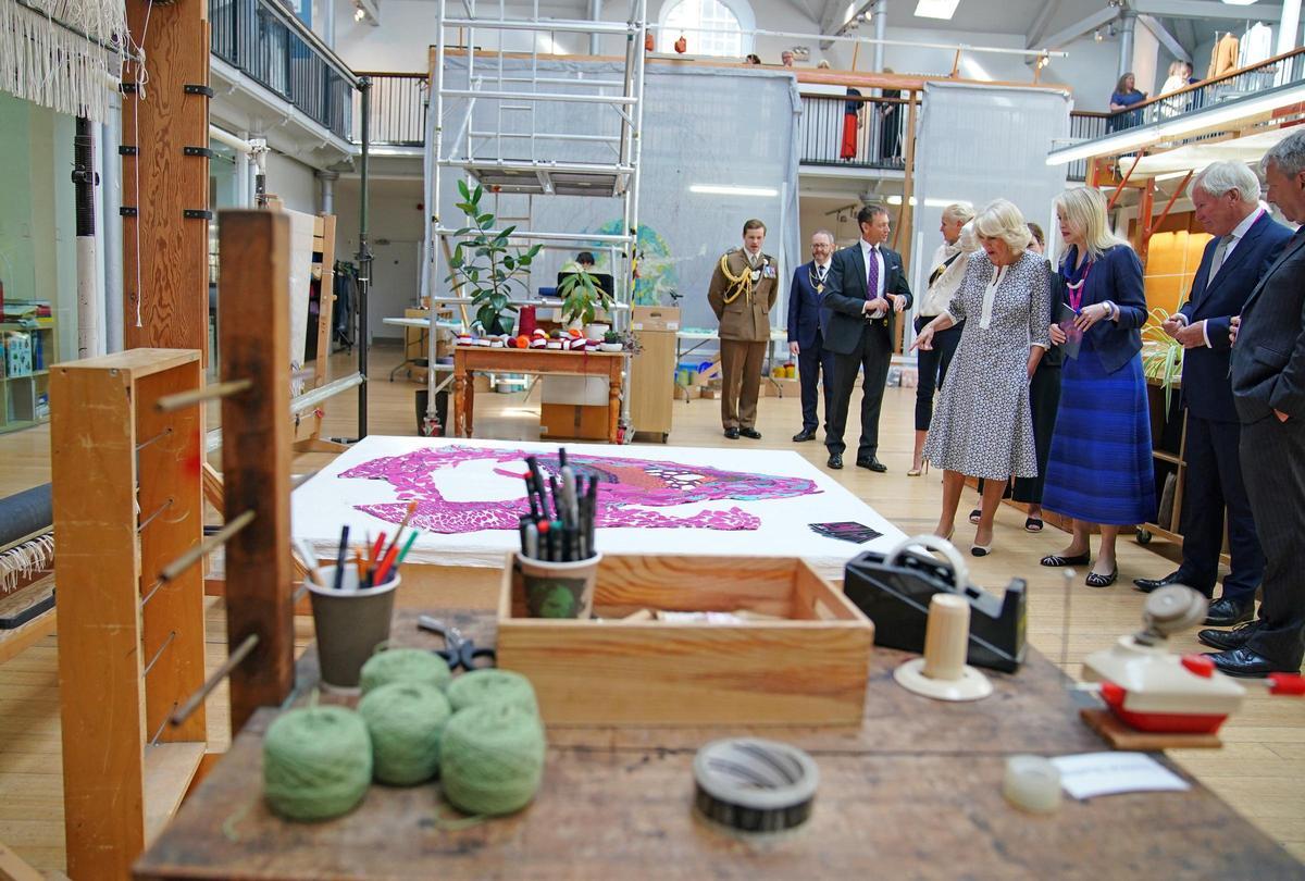 La reina Camila visita un taller de tapices en Edimburgo La reina Camila visita un taller de tapices en Edimburgo