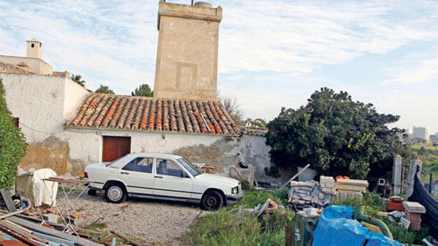 Un turismo blanco estacionado en la parcela de sa Porrassa donde se centra la investigación de la desaparición de la menor.