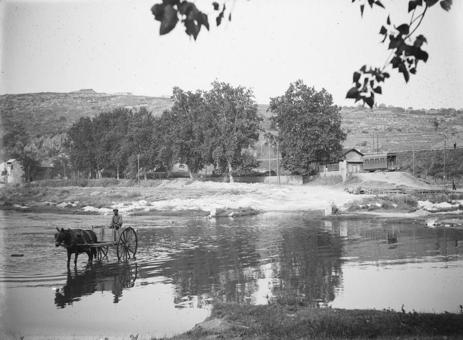 Carruatge creuant el passallís de Pedret. La barrera natural que suposaven els rius de la ciutat només es podia superar amb ponts i en alguns punts de menys fondària, el trànsit rodat passava directament sobre l'aigua. Aquesta opció quedava totalment descartada quan hi havia una crescuda del cabal del riu provocant veritables problemes d'aïllament en alguns barris de la ciutat.