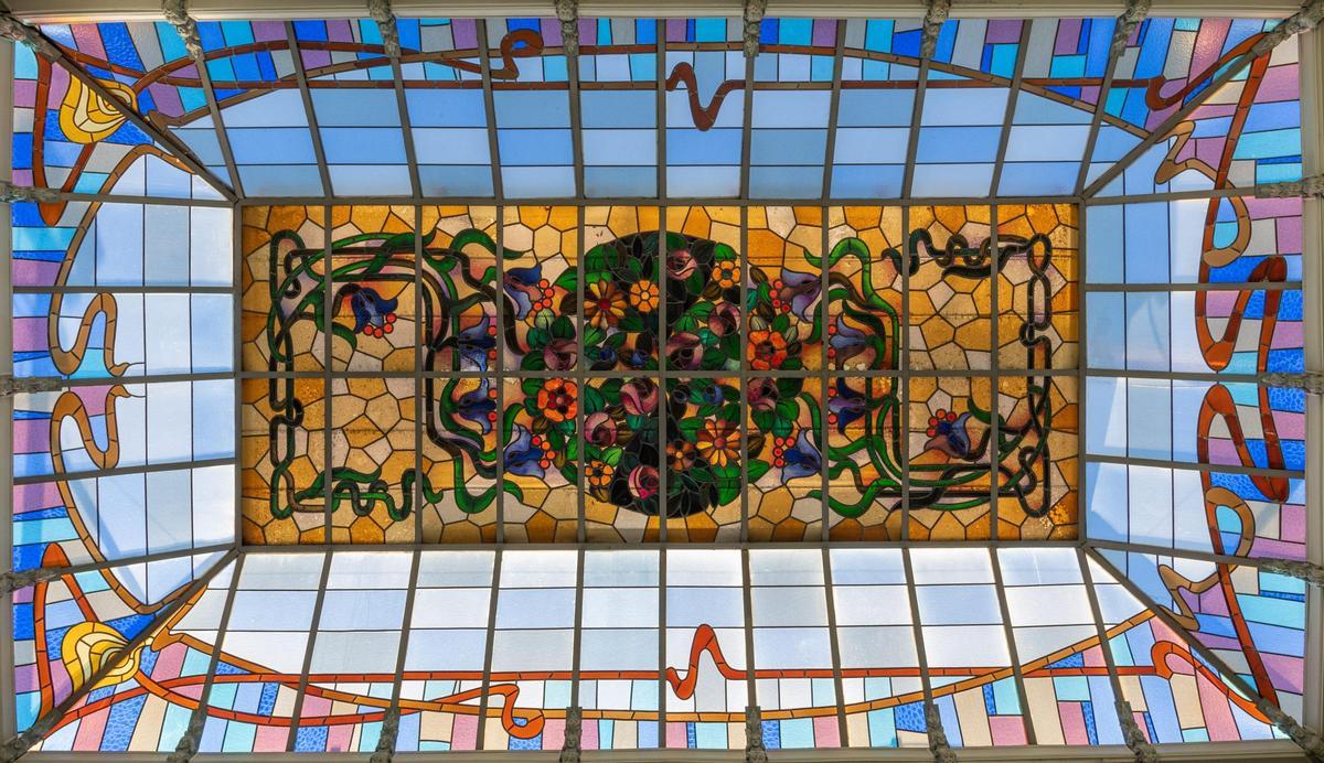 Cada sala presenta una cohesión estilística impresionante con muebles originales.