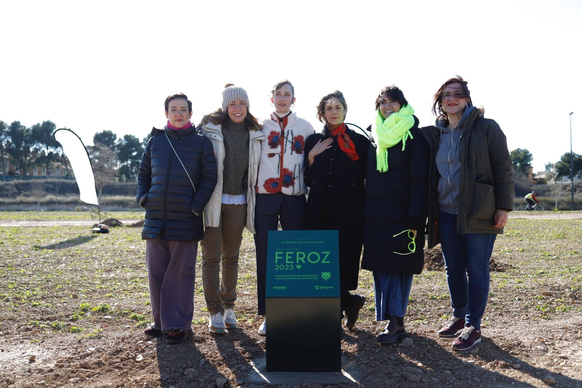 Protagonistas de los Feroz plantan árboles en el Bosque de los Zaragozanos