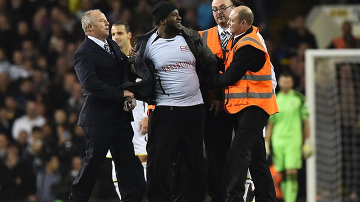 El aficionado del Tottenham que saltó al campo el jueves siendo detenido