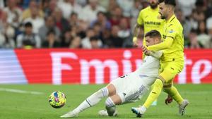 Valverde y Baena durante el Madrid-Villarreal en el Bernabéu.