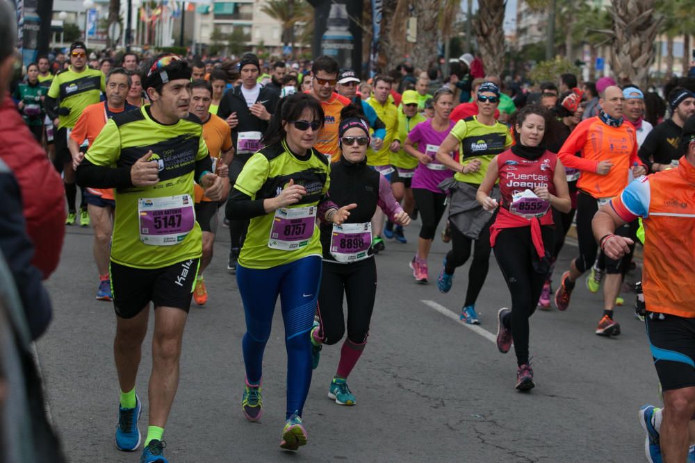 El atleta keniata Peter Kirui  marca un registro de 1 hora y 55 segundos y el viento le impide batir el récord.