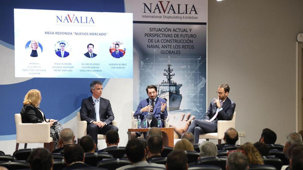 Eva Novoa (Soermar), Marcos Freire (Freire Shipyard), Álvaro Platero (Gondán) y Germán Suárez (Astican), durante una de las mesas redondas.