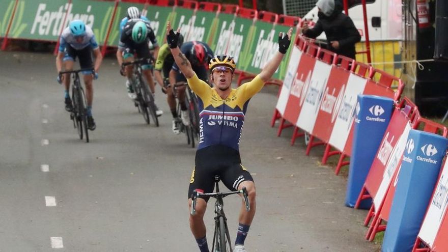 El esloveno Primoz Roglic celebra su triunfo en la primera jornada de la Vuelta 2020.