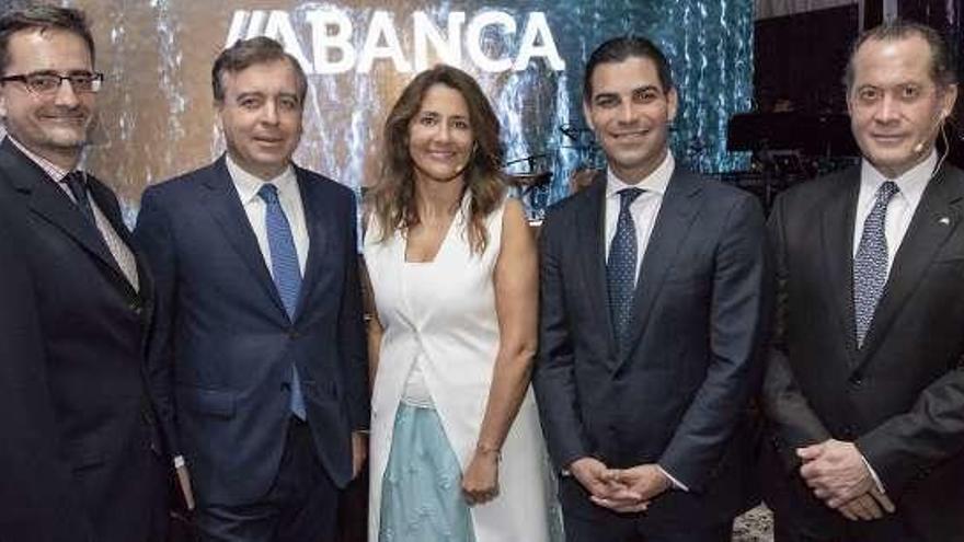 El cónsul de España en Miami, Cándido Creis, Francisco Botas, la directora de Abanca USA, Mónica Vázquez, el alcalde de Miami, Francis Suárez, y Escotet. // Cedida Abanca