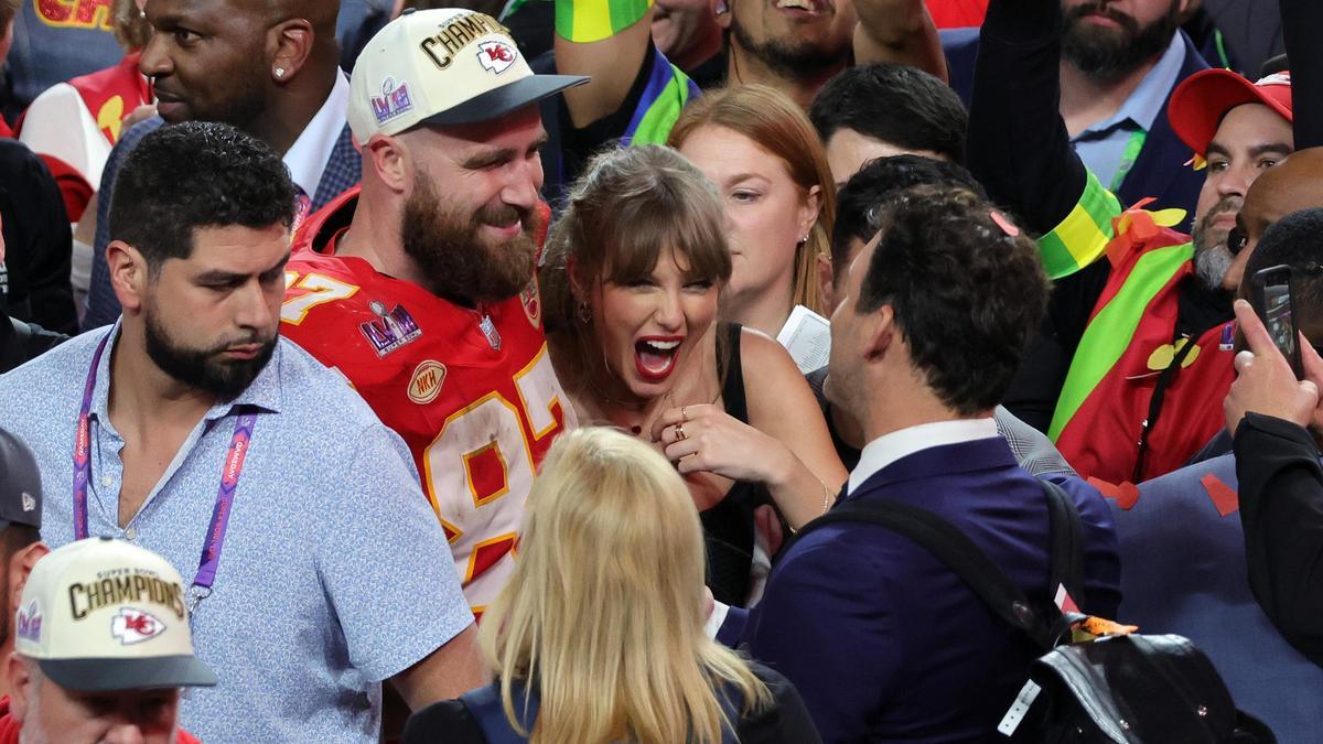 Travis Kelcey cantando por Taylor Swift en el 'afterparty' o el momento más tronchante de la Super Bowl