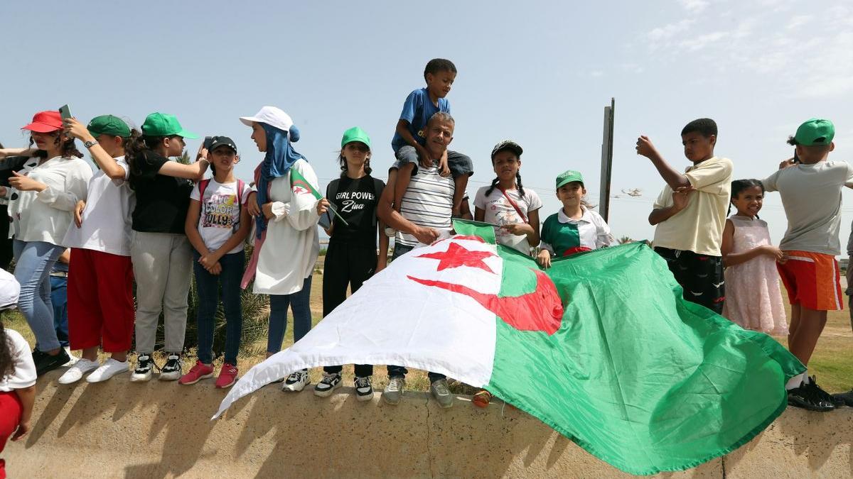 Ciudadanos de Argelia celebran sus 60 años de independencia.