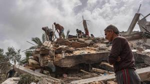 Palestinos revisan las ruinas de viviendas destruidas por los ataques de Israel en Al-Zawayda, en el centro de Gaza.