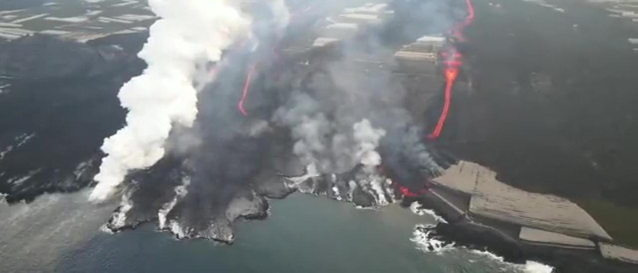La lava del volcán de La Palma sobre la nueva fajana