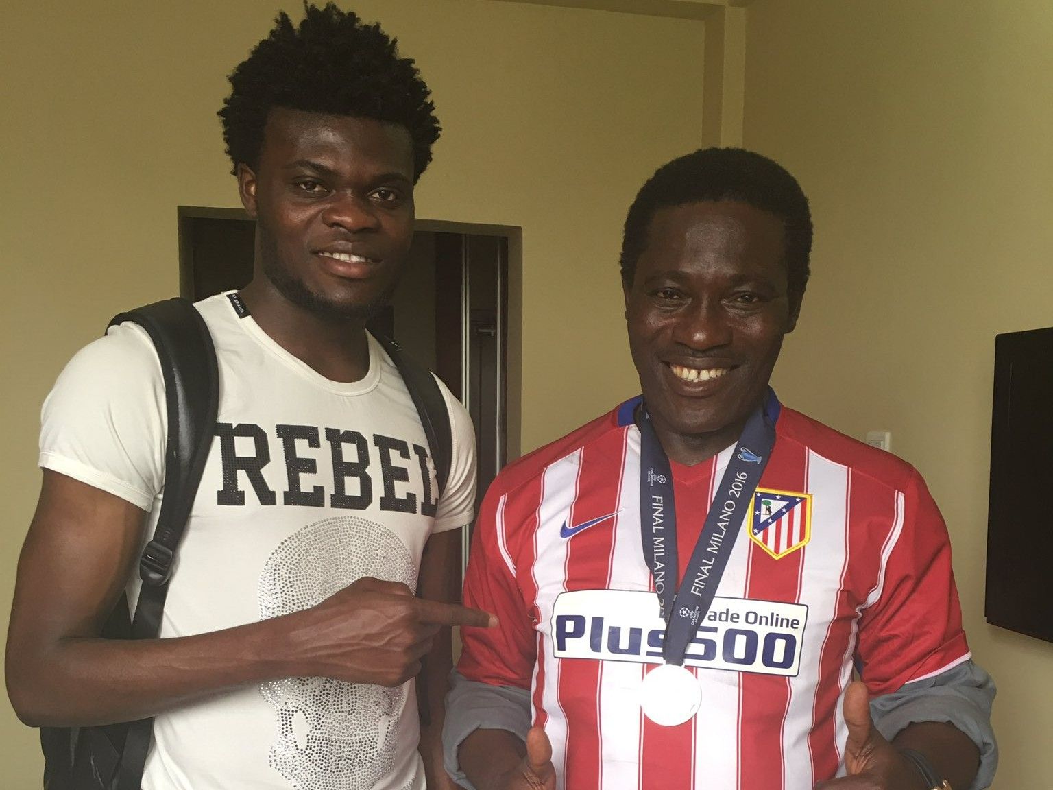 Thomas Partey mostrando su medalla de subcampeón de la Champions League junto a su padre