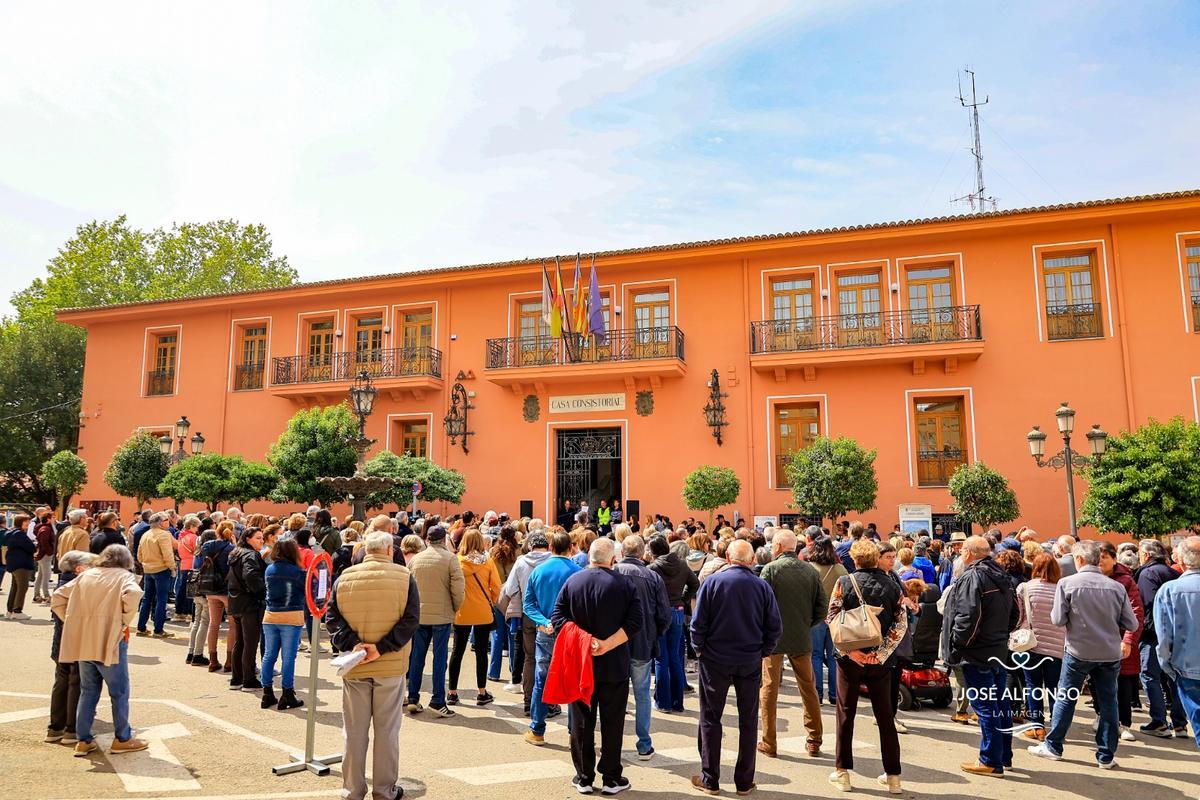 Concentración frente al Ayuntamiento de Requena por parte de la ciudadanía de San Antonio por el incendio en la planta de reciclaje.