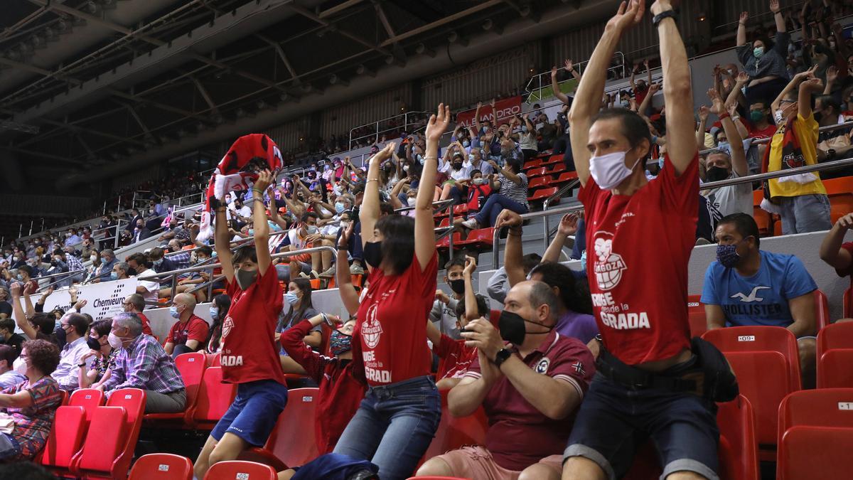 Unos aficionados hacen la ola en el partido contra el Manresa en el Príncipe Felipe.