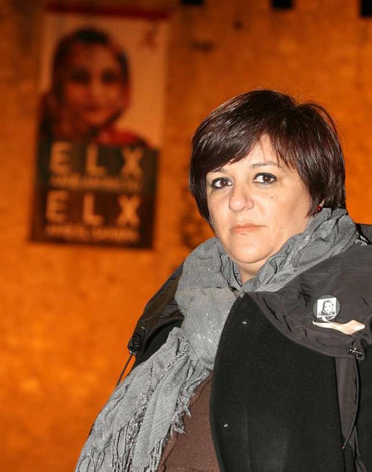 Ángela Carrillo, con una imagen de Aminatu Haidar al fondo, ayer, en Elche