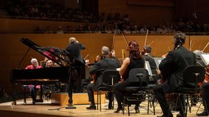 el pianista Josep Colom junto a la OBC