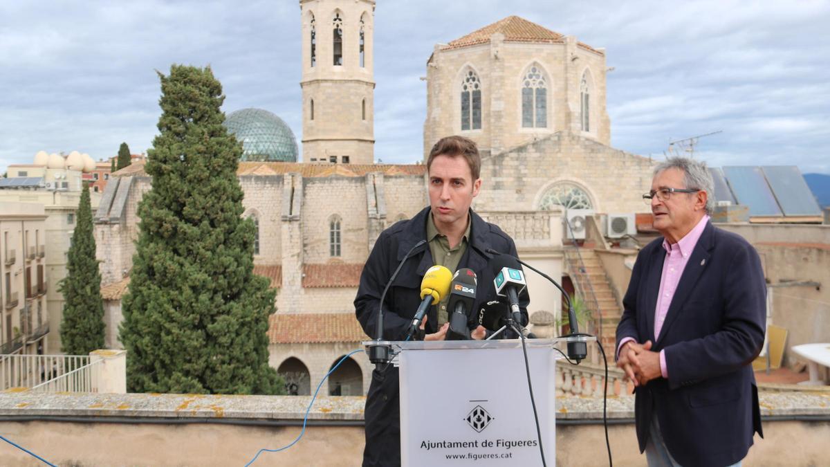 L'alcalde de Figueres, Jordi Masquef, i el responsable del Comissionat per a la Transformació Ferroviària, Joan Armangué, durant la roda de premsa celebrada aquest dijous.