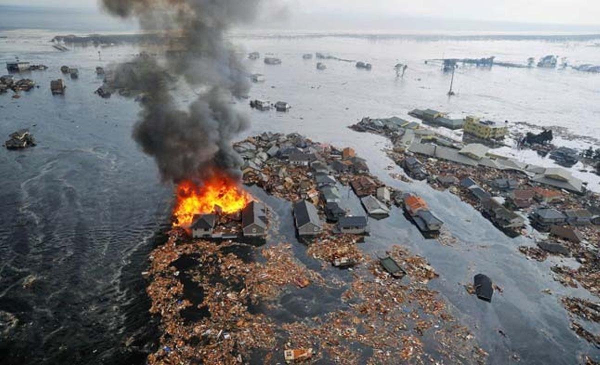 Les aigües del tsunami engoleixen un barri residencial a Sendai, a la prefactura de Miyagi (Japó). Les aigües del tsunami engoleixen un barri residencial a Sendai, a la prefactura de Miyagi (Japó).