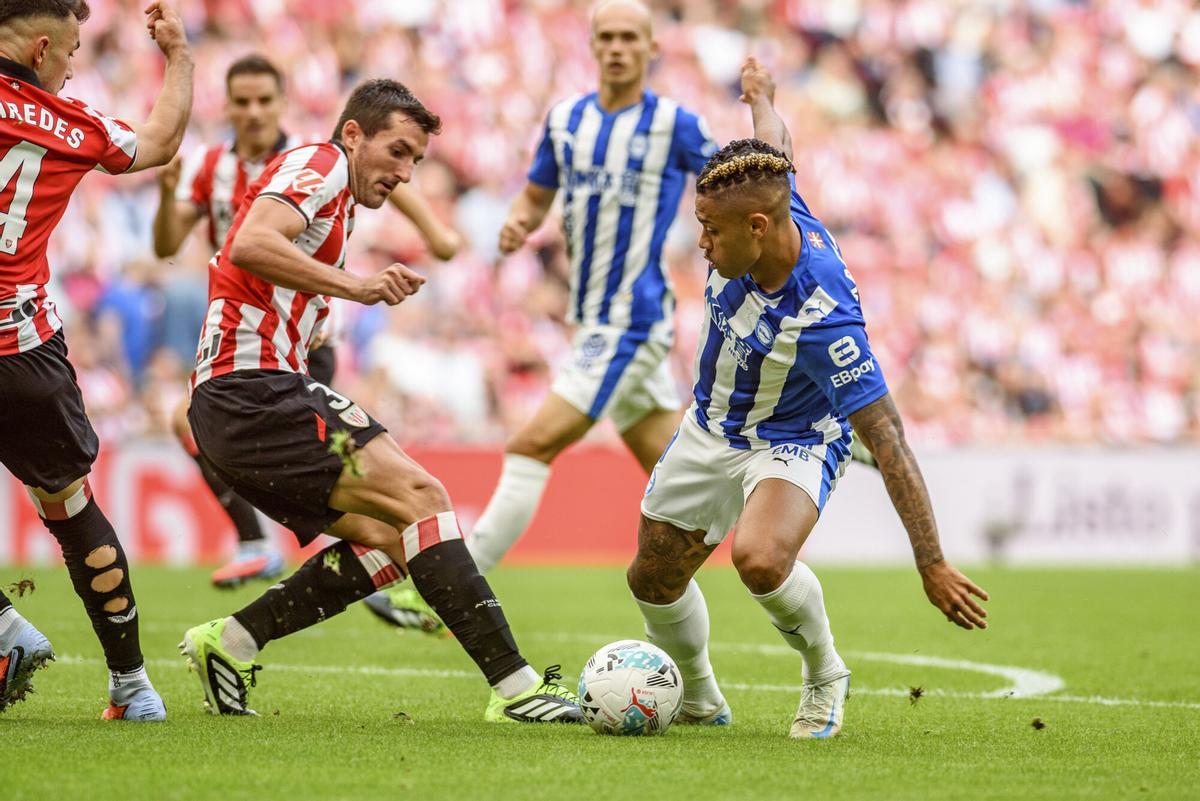 El delantero del Alavés Mariano Díaz (d) pelea un balón con el defensa del Athletic Club Dani Vivian (i), durante el partido de la jornada 4 de LaLiga EA Sports, este sábado en el estadio de San Mamés en Bilbao. EFE/Javier Zorrilla. (Alaves) (Athletic Bilbao)
