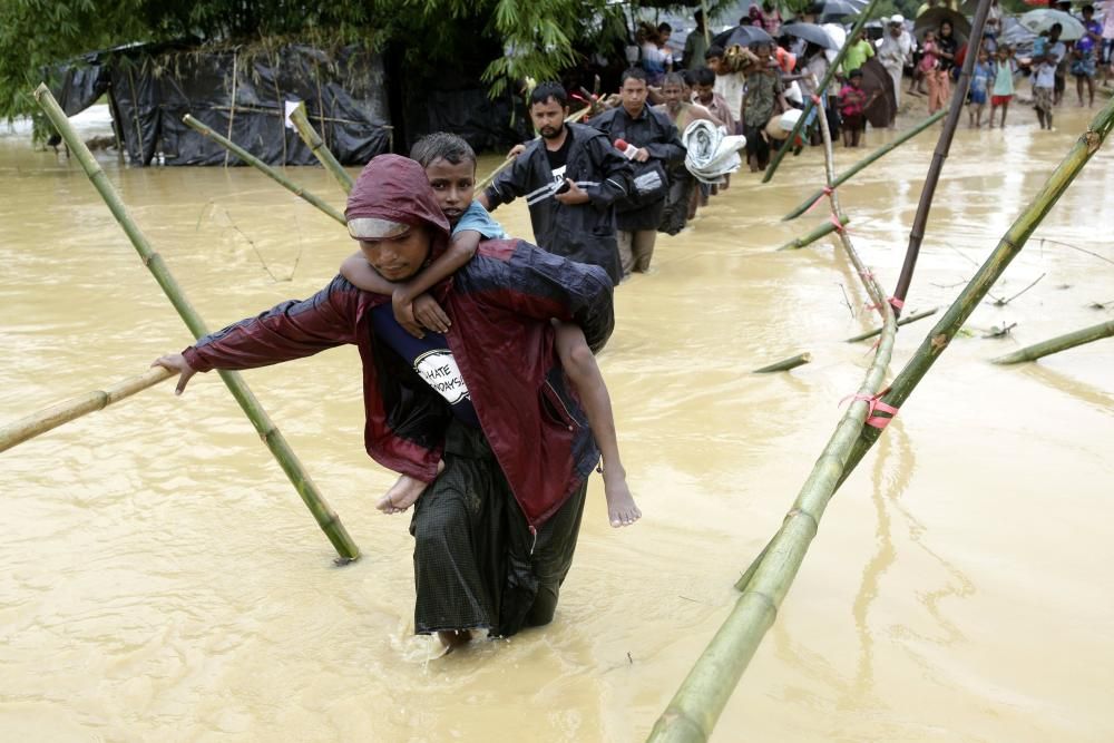 Miles de refugiados rohingyas huyen de Birmania