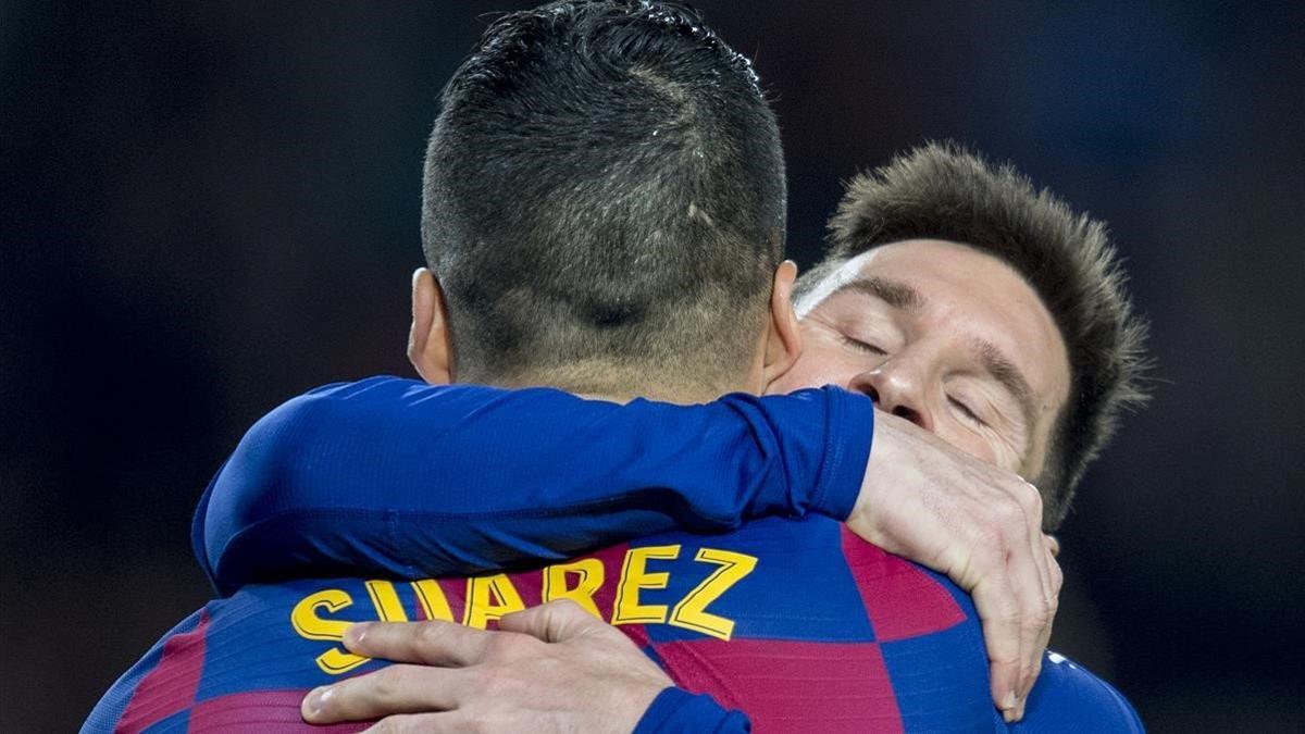 Suárez felicita a Messi tras el 5-2 al Mallorca en el Camp Nou.