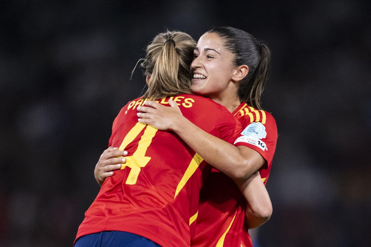 BERN (Switzerland), 12/07/2025.- Spain's Irene Paredes Hernandez, left, hugs teammate Jana Fernandez Velasco after the the UEFA Women's EURO 2025 Group B soccer match between Italy and Spain at the Wankdorf stadium in Bern, Switzerland, 11 July 2025. (Italia, España, Suiza) EFE/EPA/ALESSANDRO DELLA VALLE EDITORIAL USE ONLY EDITORIAL USE ONLY. EDITORIAL USE ONLY EDITORIAL USE ONLY