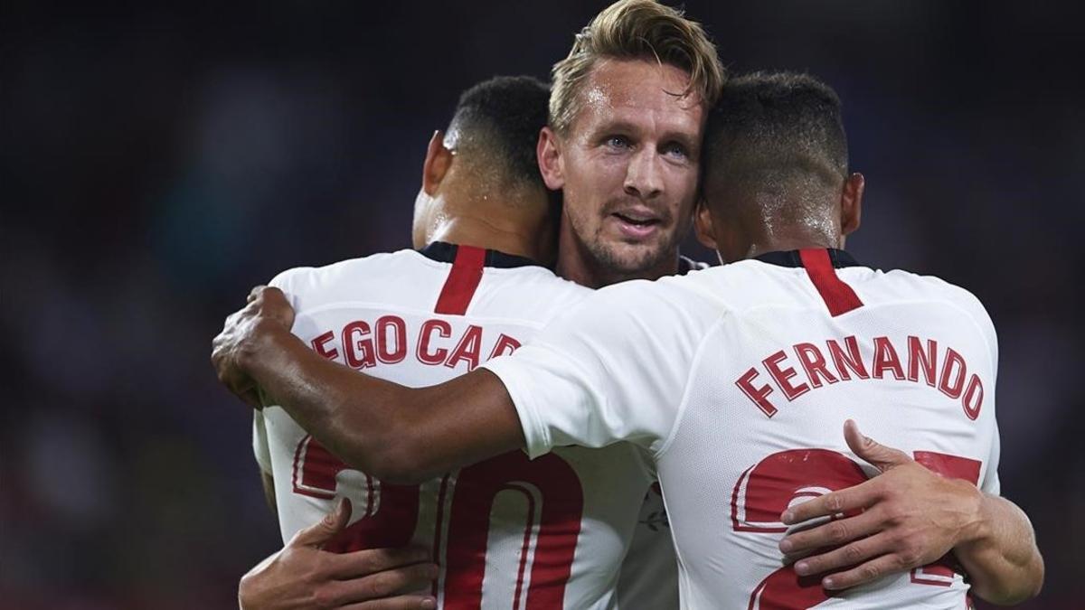 Luuk de Jong, abrazado por Diego Carlos y Fernando tras marcar, al Levante, su primer gol con el Sevilla