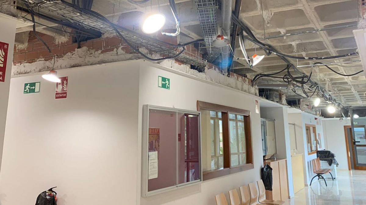 El pasillo de la segunda planta de los juzgados sin el falso techo por la renovación del aire. | LEVANTE-EMV