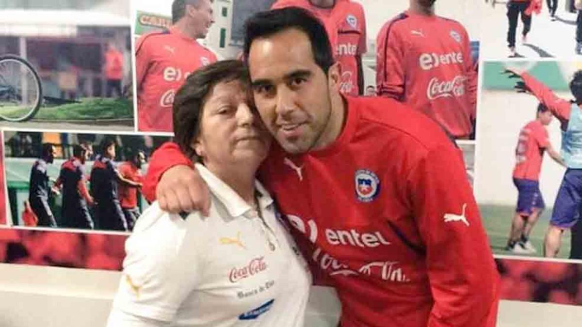 Claudio Bravo, junto a la cocinera