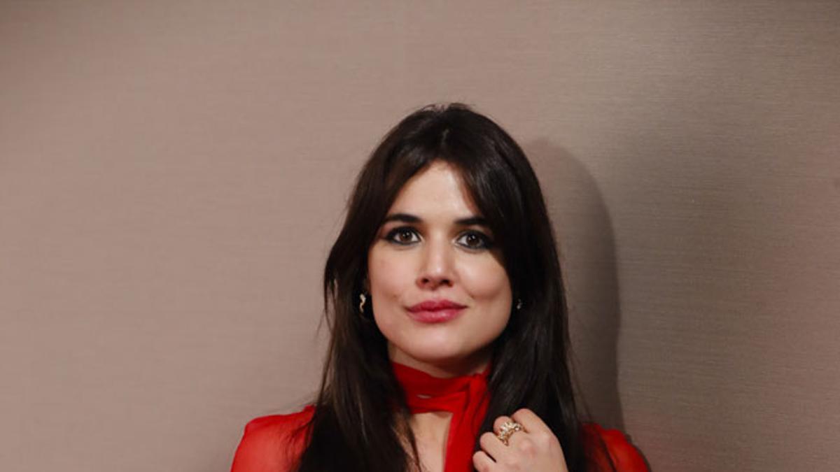 Adriana Ugarte con vestido rojo, durante la presentación de la película 'Durante la tormenta'