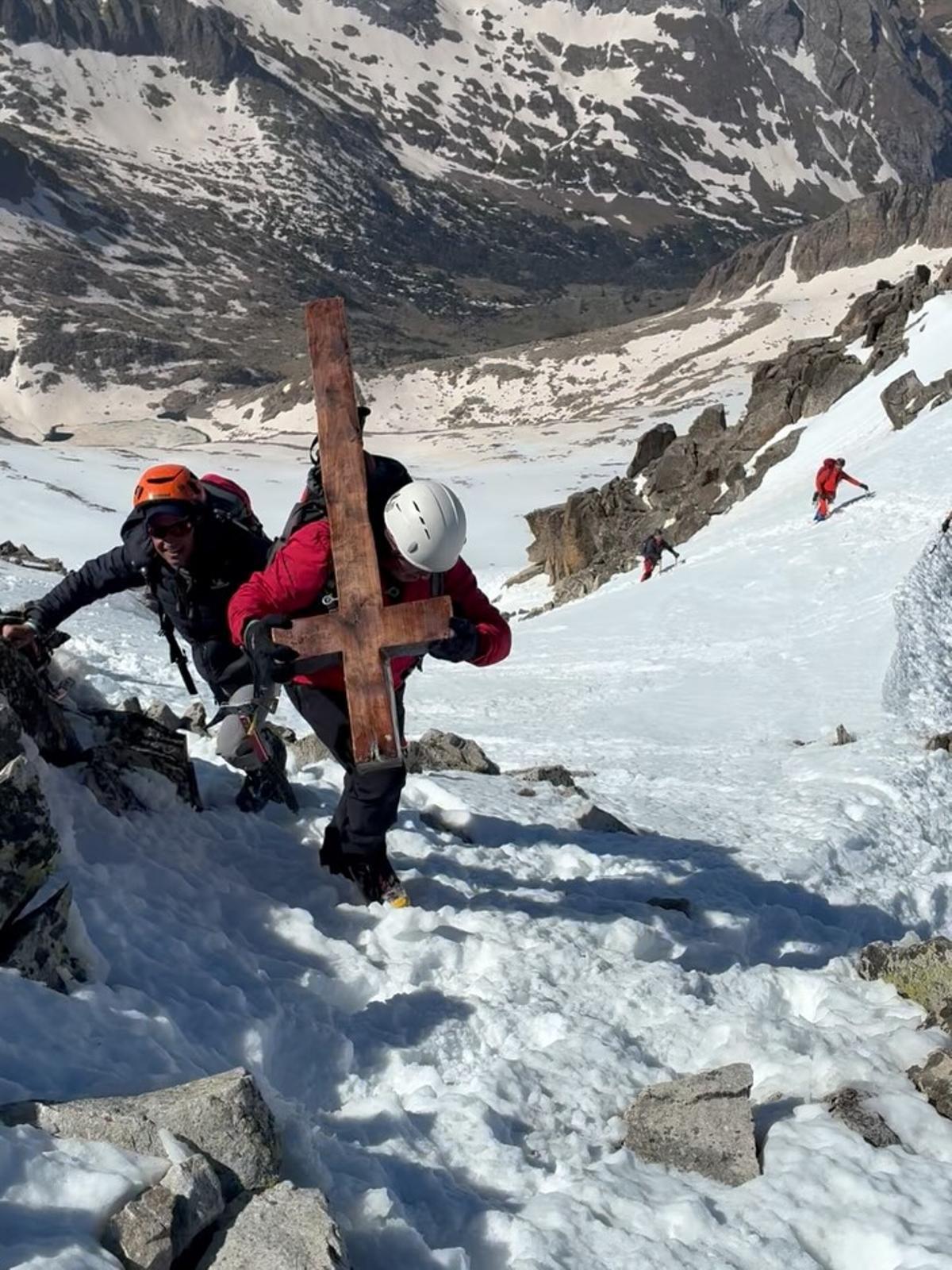 Un momento del ascenso de la nueva cruz al Aneto.