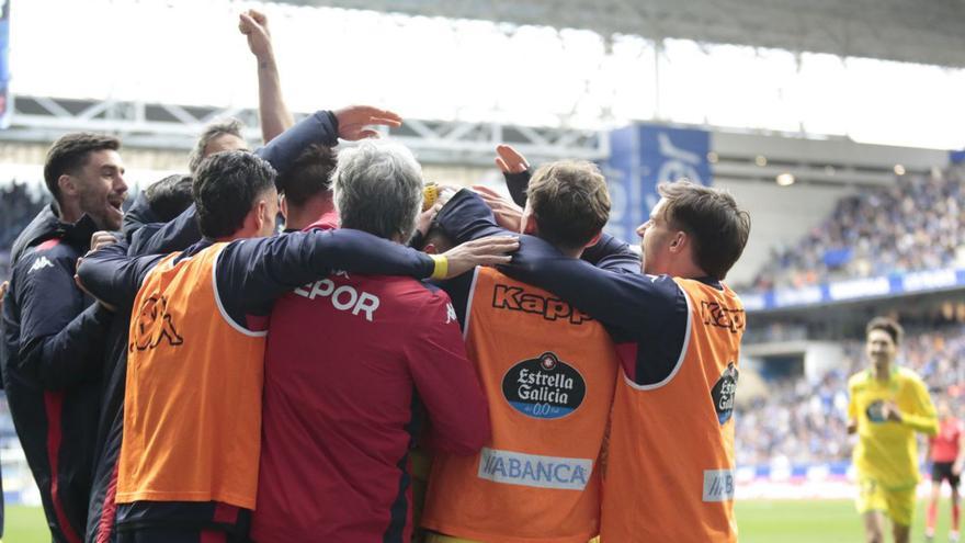 Los jugadores del Dépor celebran el gol de la victoria en Oviedo. | LOF
