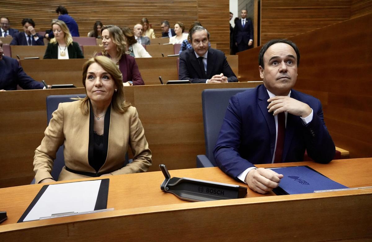 Juanfran Pérez Llorca se sienta en el pleno de las Corts, en una imagen de archivo.