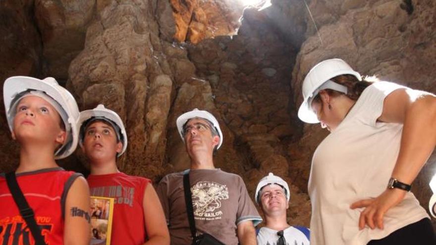 Interior de la Sima de las Palomas, durante una visita guiada